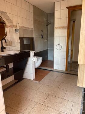 Foto - Vermietung: Wohnküche, Schlafzimmer, Badezimmer.