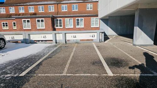 Foto - 1 überdachter Pkw-Parkplatz + 1 nicht überdachter Stellplatz