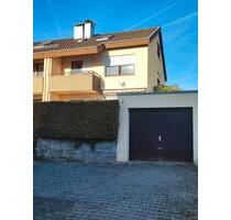 DHH mit Garage, 3 Stellplätze, Terrasse & Balkon - Leonberg