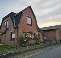 älteres sanierundsbedürfges Haus mit großem Werkstattgebäude, - Hennstedt