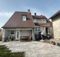 Freistehendes Einfamilen-Zweifamilienhaus in Waldbüttelbrunn