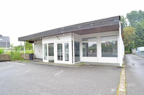 Foto - Großes Ladenlokal mit Bürofläche und PKW Stellplätzen