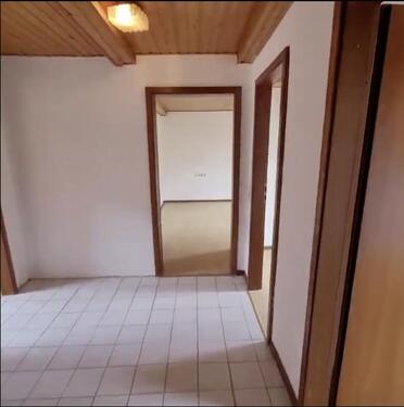 Foto - 4-Zimmer-Dachgeschosswohnung mit Garten und Parkplatz – frei ab sofort