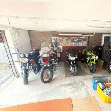 Foto - Stellplatz in einer Großraumgarage Motorrad