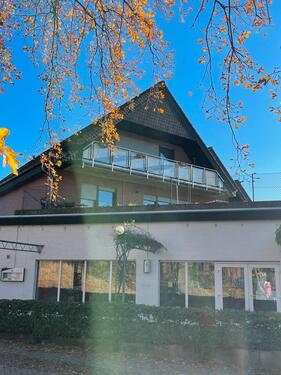 Foto - 2 x 3 Zimmer-Whg., Dachgeschoss, Sud-Balkon, zentral