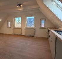 Gemütliche DG-Wohnung – frisch renoviert, ab sofort verfügbar - Itzehoe