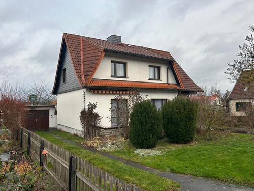 Foto - Einfamilienhaus mit Garage und Nebengelass