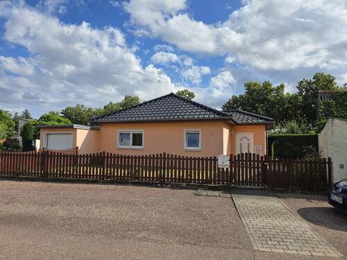 Foto - Einfamilienhaus, Grundstück, Bungalow-Stil