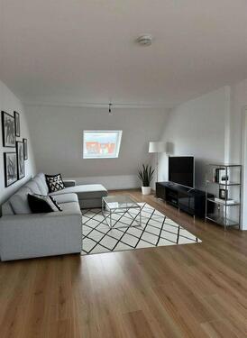 Foto - Neu! 4-Zimmer-Wohnung I Einbauküche I modernes Bad mit Wanne I Dachgeschoss I Aufzug vorhanden