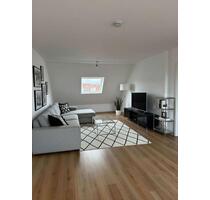 Neu! 4-Zimmer-Wohnung I Einbauküche I modernes Bad mit Wanne I Dachgeschoss I Aufzug vorhanden - Leipzig Ost