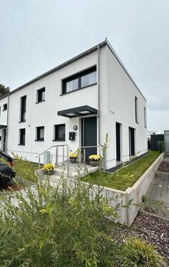 Foto - Modernes, teilmöbliertes Reiheneckhaus