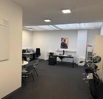 Wohnhaus und Wohnung und Lager mit Innenhof 80 m2 - Stein