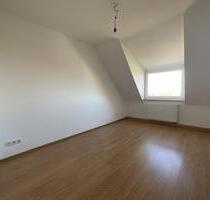 Schöne Dachgeschoss-Wohnung mit Tageslichtbad! - Essen Stadtbezirk III