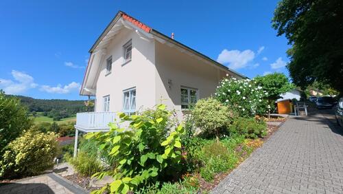 Foto - Einfamilienhaus mit Garten, Stellplatz, Garage