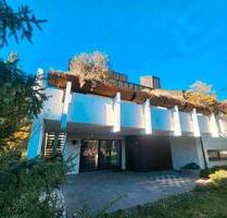 Architektenhaus in Hanglage: viel Platz, Ruhe & Potential - Leonberg