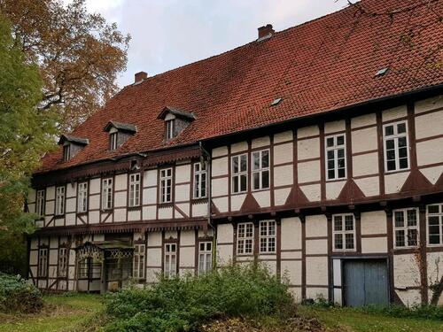 Foto - Neue Fotos - Gutshaus von Teichen in U-Form umgeben Denkmalschutz