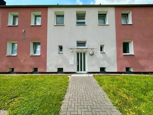 Foto - Neu renovierte 2,5-Zimmer-Wohnung mit bodengleicher Dusche, großer Küche und traumhaftem Balkon mit Blick ins Grüne!