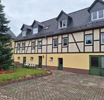 Wohnen im Dreiseitenhof: 2-Zimmer-Wohnung mit Einbauküche, ruhige Wohnlage in Hirschfeld (Reinsberg) - Großschirma
