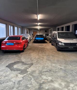 Foto - Stellplätze für Autos und Motorräder