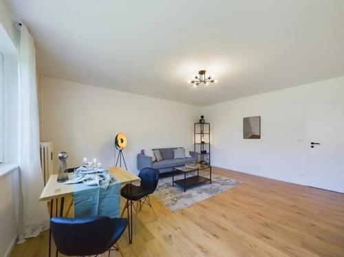 Foto - leere renovierte Eigentumswohnung im renovierten Haus