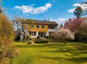 Foto - Einfamilienhaus mit großem Garten, Kamin und Fahrstuhl