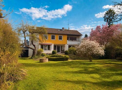 Foto - Einfamilienhaus mit großem Garten, Kamin und Fahrstuhl