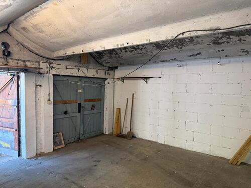 Foto - Massive Doppelgarage mit Elektro in geschütztem Garagenhof