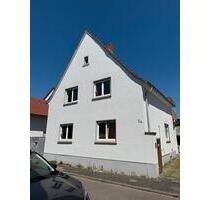 Einfamilienhaus mit großem Grundstück, Keller und zwei Garagen - Haßloch