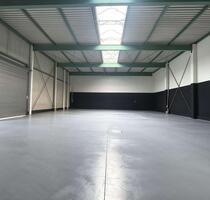 Ebenerdige Lagerhalle mit 8 Meter Deckenhöhe in Berlin Reinickendorf zur Miete.