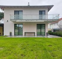 Modernes Einfamilienhaus mit Doppelgarage in Augsburg Modernes Einfamilienhaus mit Doppelgarage in Augsburg