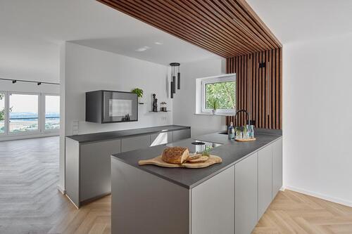 Foto - LUXUS MIT WEITBLICK - TEILMÖBLIERTE (VB) 3,0 ZIMMER WOHNUNG IN HALBHÖHENLAGE