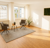 Heller Therapieraum in zentraler Praxisgemeinschaft in Düsseldorf