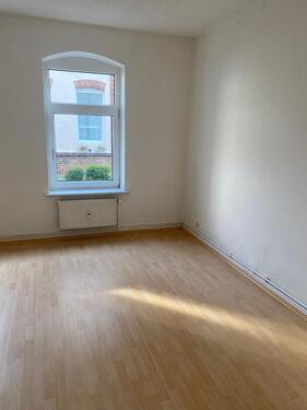 Foto - 2-Zimmer-Wohnung mit Laminat, Tageslichtduschbad, EBK mgl.