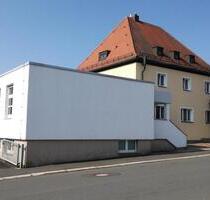 Wohn- und Geschäftshaus, Laderampe, Innenhof, Solaranlage - Schönwald