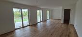 Foto - Erstbezug: 4-Zimmer Terrassenwohnung, Küche, 200m² Garten, 3 SP