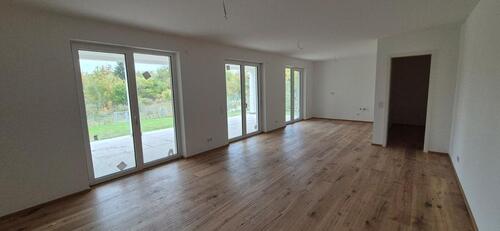 Foto - Erstbezug: 4-Zimmer Terrassenwohnung, Küche, 200m² Garten, 3 SP