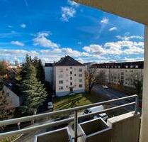Bezugsfreie 2-Zimmerwohnung mit Loggia in Moosach - München