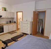 Helle1-Raum-Wohnung mit Terrasse & Einbauküche in Erfurt