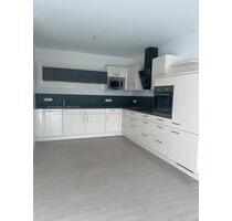 Moderne 2-Zimmer-Dachgeschosswohnung mit Balkon + Carport - Rothenburg ob der Tauber