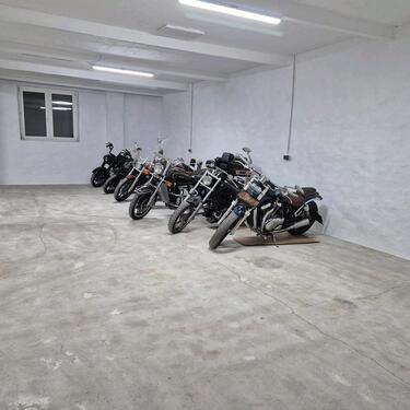 Foto - Stellplatz Zweirad, Motorrad, Mofa, Roller, Fahrrad