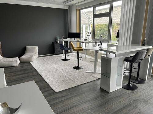 Foto - Bürfläche, ganze Etage - Glasfaser - Klima - Pförtner - Aufzug