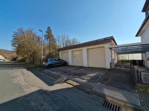 Foto - Garage mit elektrisch angetriebenem Tor