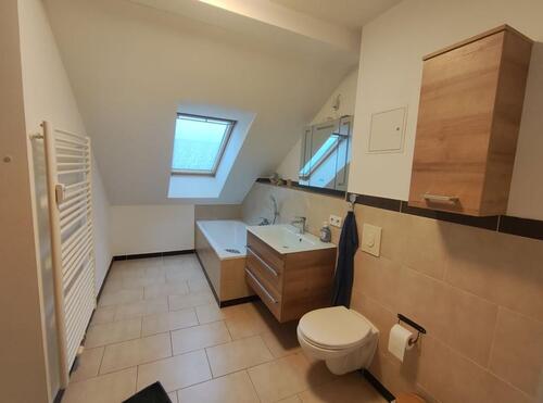 Foto - Helle, möblierte 2-Raum-Dachgeschosswohnung mit Dachterrasse