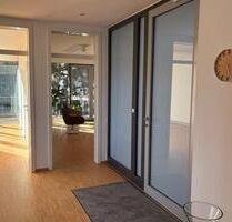 Heller und großzügiger RaumPraxisraum für Beratung, Coaching, Therapie München Pasing