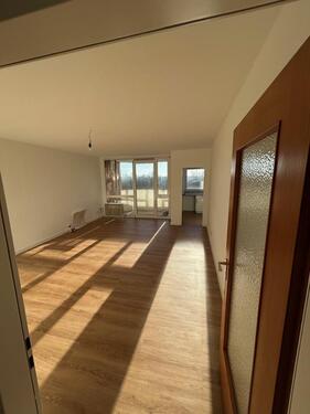 Foto - Modernisierte 2-Zi.-Wohnung (60 m²) mit sonnigem Balkon, EBK,TG +