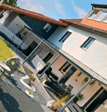 Foto - Kernsaniert: Wohnen auf versetzten Ebenen – Pool & 3 Garagen