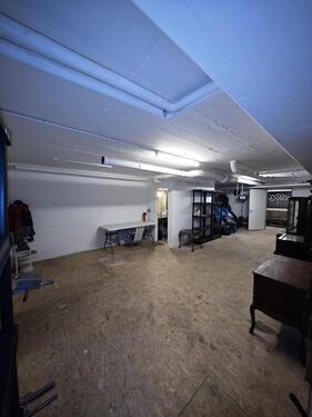 Foto - beheizter Lager-, Clubraum mit WC, Zugang über Treppe und TG