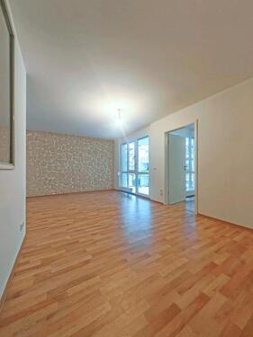 Foto - Renovierte 2-RW mit EBK, Balkon und Stellplatz in Seenähe frei