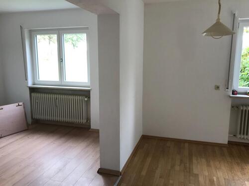Foto - Großzügige 5-Zimmer-Wohnung im 1. Stock mit Balkon, Garten und Ga