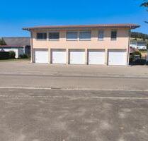 Freistehendes Gewerbegebäude mit 5 Garagen - Tengen